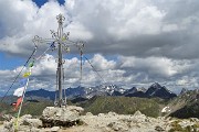 37 Alla croce del Corno Stella (2620 m) , collocata dal CAI-Zogno a ricordo di Angelo Gherardi nel 1975